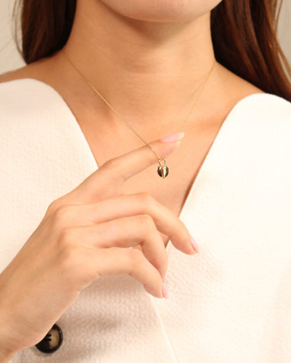 Uzu Uzu necklace worn look